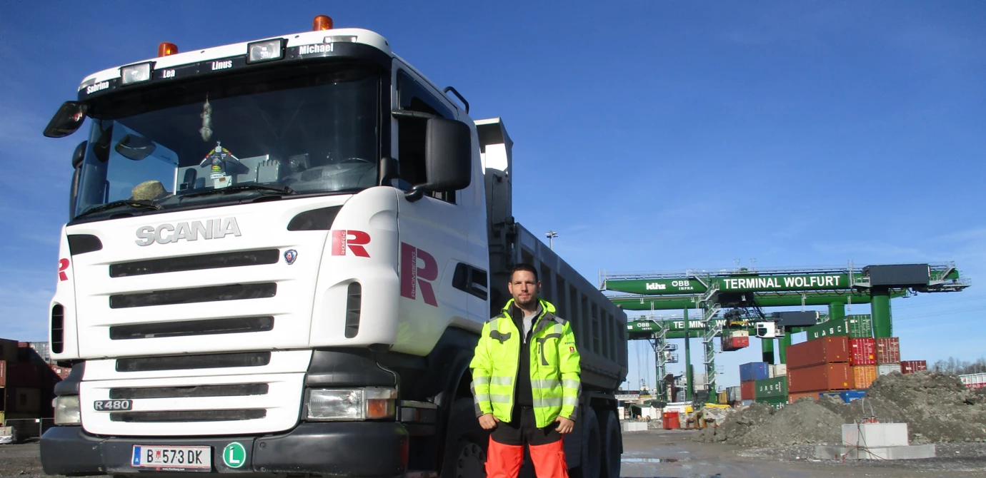 Zwei gute Gründe für einen fröhlichen Kindertag: Michael mit seinem Truck.